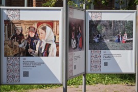Фотовыставка работ Костаса Асимиса «Сокровища традиционного костюма: записки путешественника», Череповец, Советский проспек, 30а.