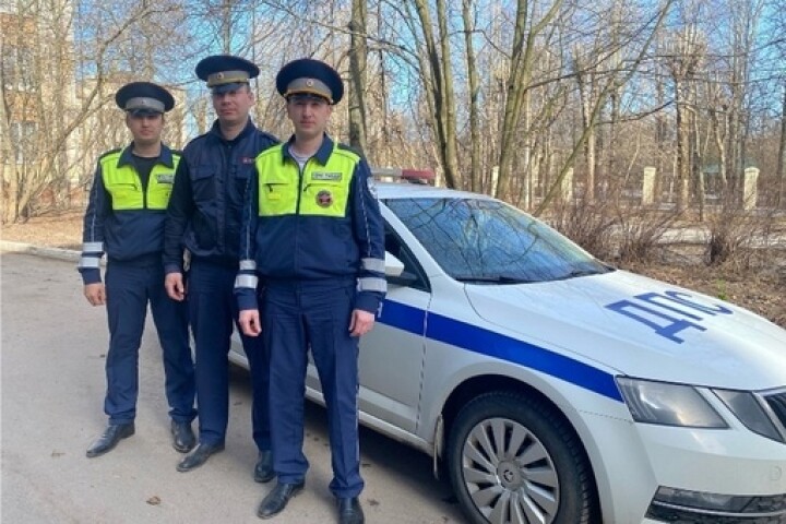 Полицейские выручили пенсионерку на сломавшейся «Ниве»