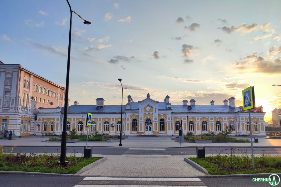 Историческая палитра: фасаду железнодорожного вокзала в Череповце возвращают светлые тона